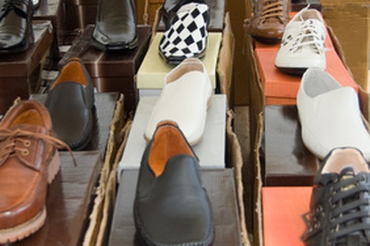 Ellos exhiben una amplia variedad de zapatos para los clientes.