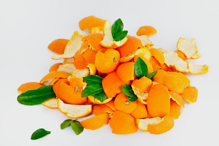 Uso de cáscaras de naranja para deshacerte de las hormigas.