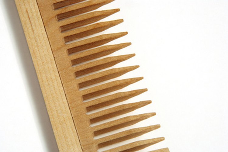 Usa un peine de púas anchas para el cabello débil.