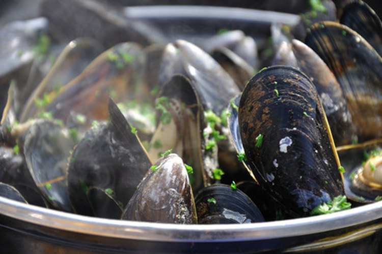 Como con todos los mariscos, debes tener cuidado cuando prepares mejillones.