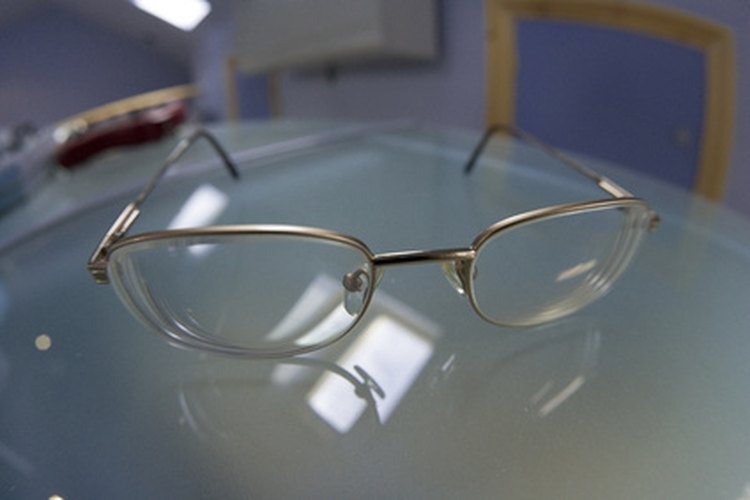 Agrégale personalidad a unas gafas sencillas con unos cordones de cuentas.