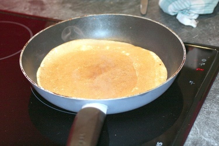 Los Pfannekuchen son más delgados y grandes que los panqueques estadounidenses, pero más consistentes que los crepes.