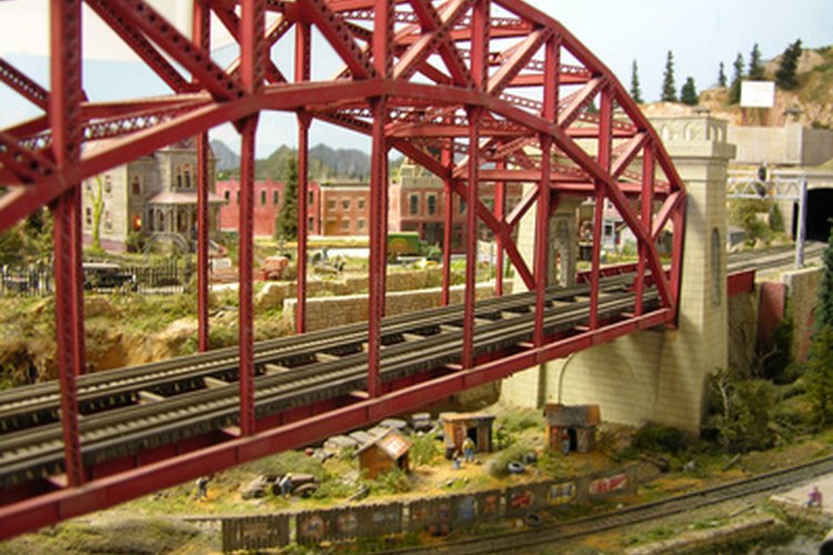 El modelo ferroviario utiliza cera de piso acrílica líquida para añadir realismo a sus diseños de trenes.