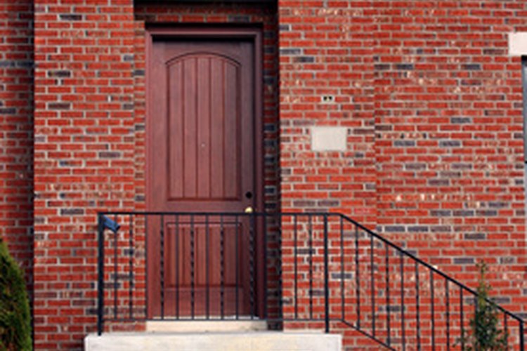 El aire puede pasar por debajo de las puertas que no tienen sellado para puertas.