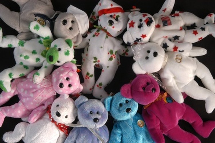 Organiza los animales de peluche de manera creativa y funcional.