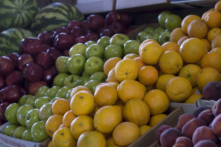 Para la confección de perfume se extraen aceites de frutas.
