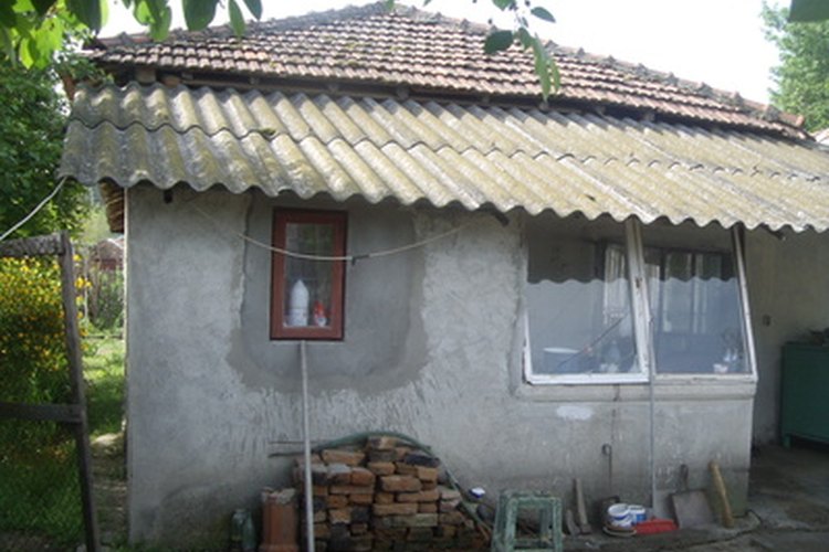 Esconde la vista para que no tengas que soportar la casa desagradable del vecino.