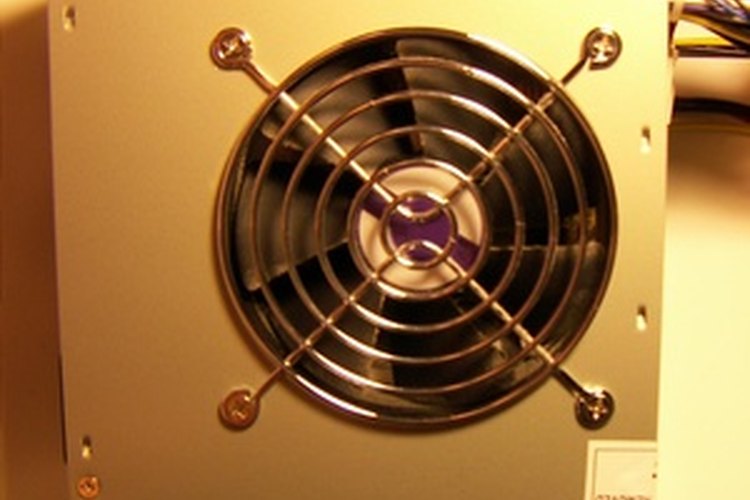 Fuente de alimentacion de CC alimentando el hardware de una computadora.