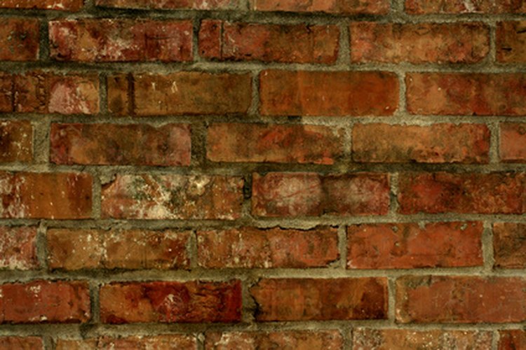 Una pared de ladrillo en interiores saca partido de una capa de pintura.
