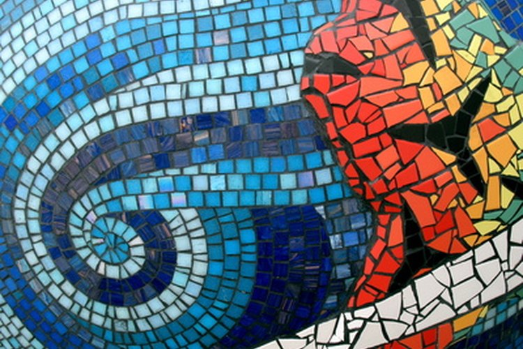 Convierte el vidrio roto en un arte con mosaicos.