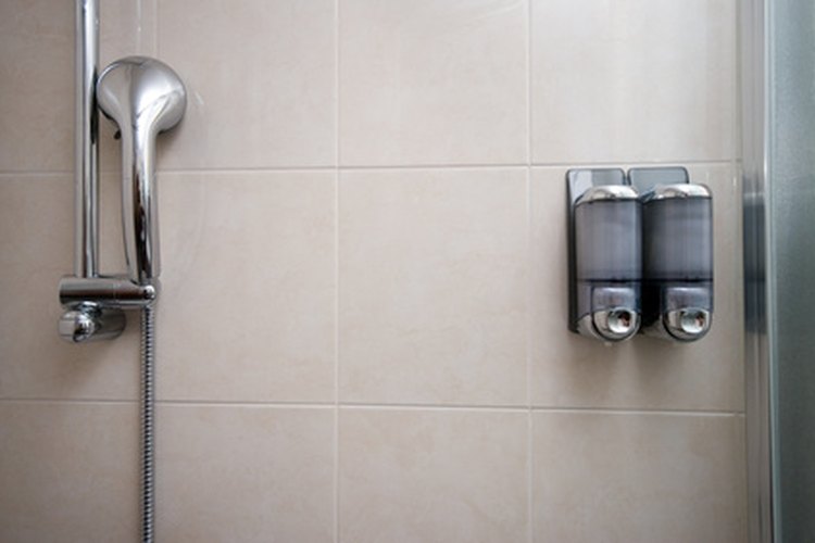 El mal olor que emana de una ducha comúnmente proviene de problemas dentro de las tuberías.