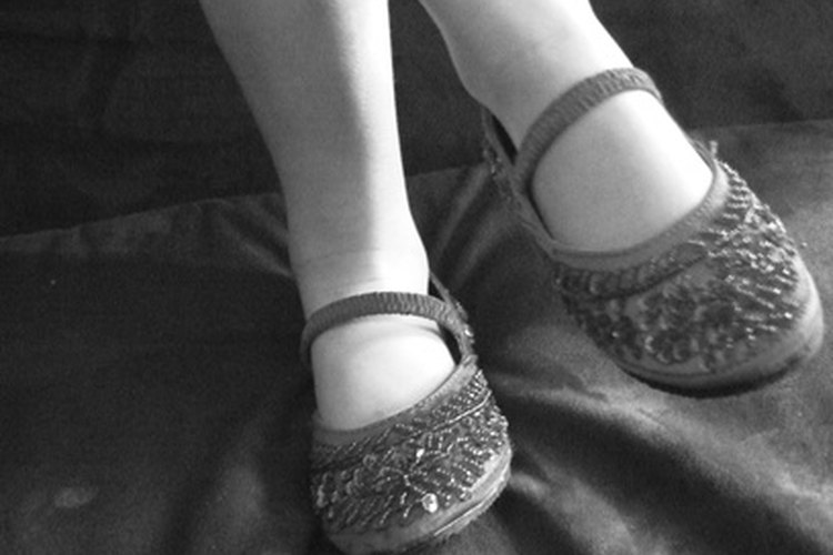 Agrega unas almohadillas al zapato para evitar que deslice sobre la parte de atrás.