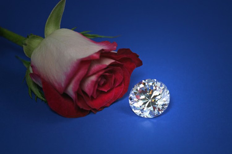 El diamante es el símbolo tradicional para un aniversario de bodas número 60.