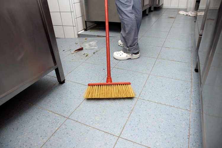 Conserje barriendo el piso.