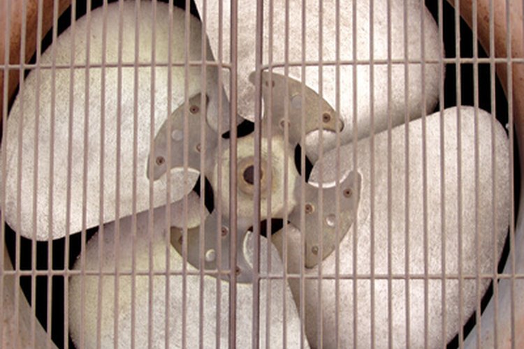 Las turbinas aprovechan la energía cinética del movimiento de un fluido o gas contra los álabes.