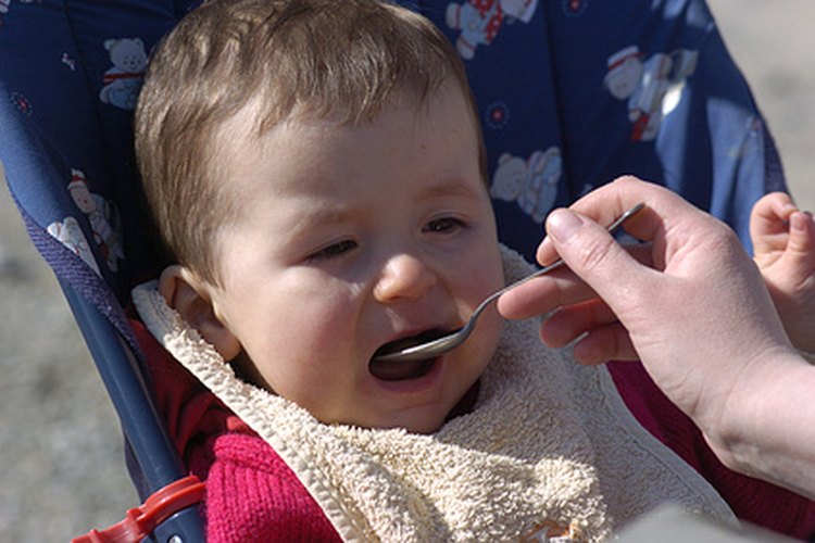 Puede tomar varios intentos para conseguir que un bebé coma alimentos sólidos.