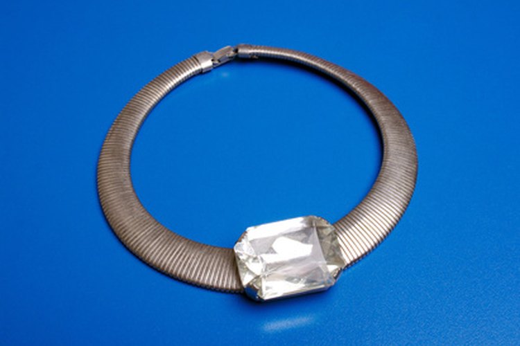 Los diamantes de imitación son de alta calidad y se parecen mucho a los diamantes reales.