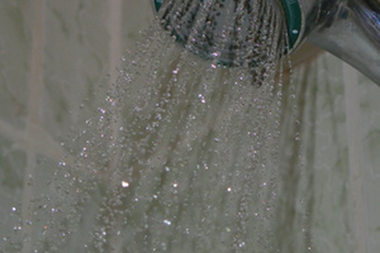 El jabón corporal para hombres se utiliza en la ducha para la limpieza.