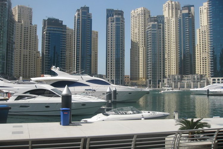 Las ciudades como Dubai dependen de los extranjeros para los dólares del turismo y trabajo calificado.