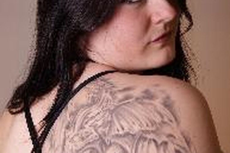 Los diseños de tatuaje muy simétricos, como patrones tribales o célticos, son más propensos a sufrir los efectos de la pérdida de peso.