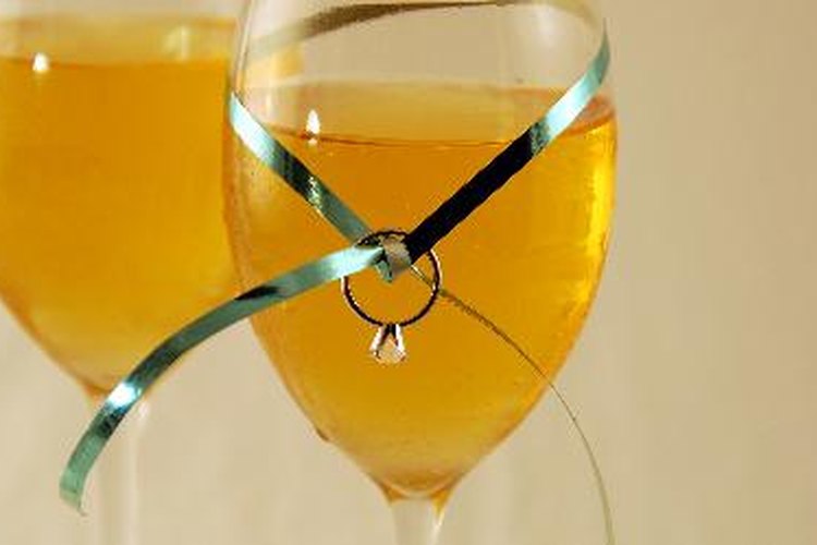 Pide un brindis por una permanente felicidad de los novios.