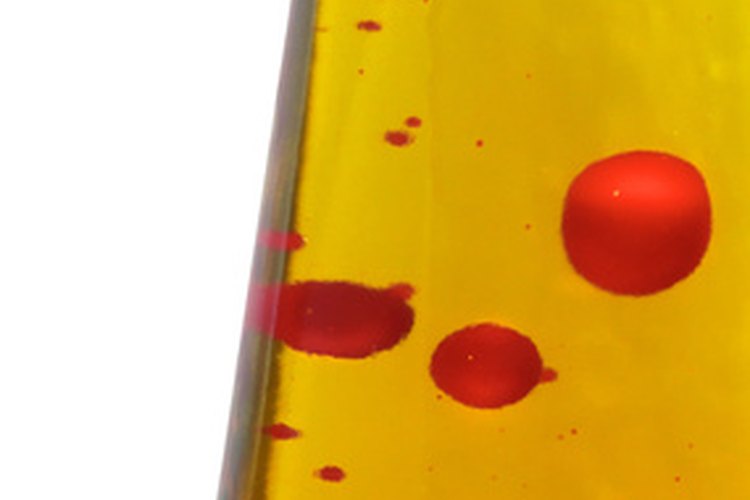 Puedes fabricar una lámpara de lava con ingredientes sencillos y económicos que seguro tienes en casa.