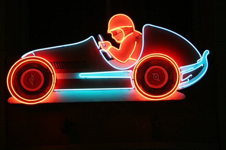 Hornea un pastel de pista de carreras para tu fanático de las carreras.