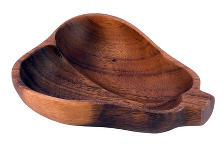 El pulido acentúa la madera de grano como en este tazón para frutas.