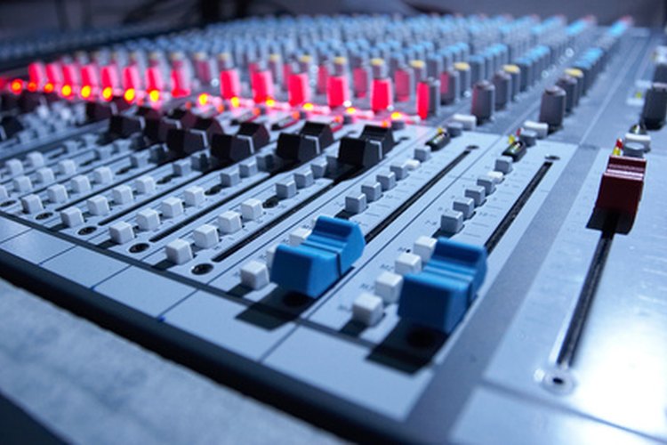 Los productores de música tienden a comenzar sus carreras como ingenieros de sonido.