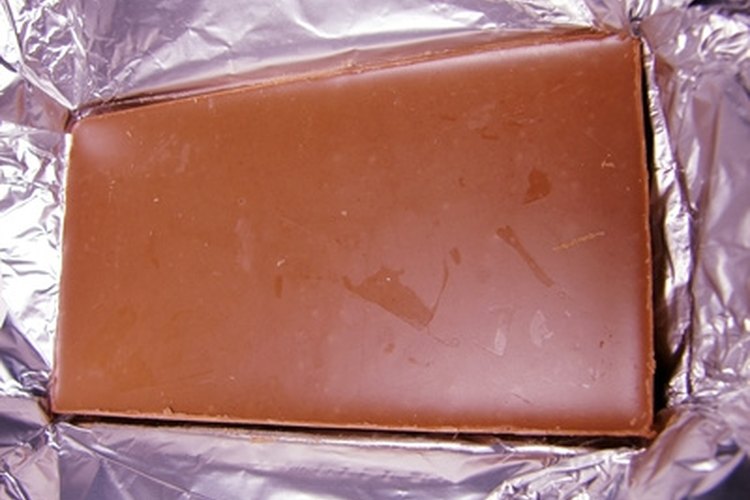 Quita las manchas de chocolate de tela blanca.