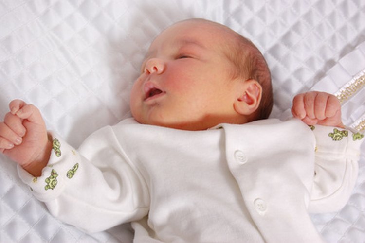 Viaja en vuelos durante la hora de la siesta del bebé para favorecer el sueño.