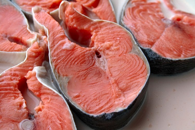 Un bistec es un corte de espesor de la mitad de un pescado, alrededor del hueso