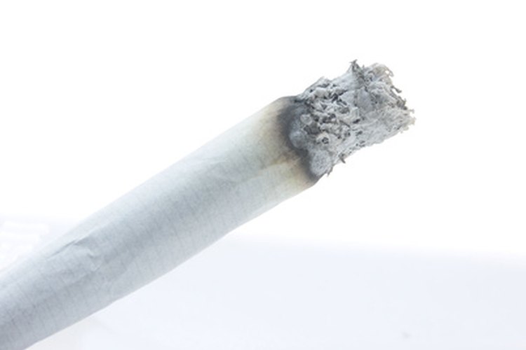 Una forma común de que la ropa se manche con una quemadura superficial es que por accidente caiga sobre ella un cigarrillo encendido.