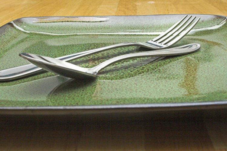 Revisa la limpieza de los platos, cristalería y la plata antes de servir los alimentos.