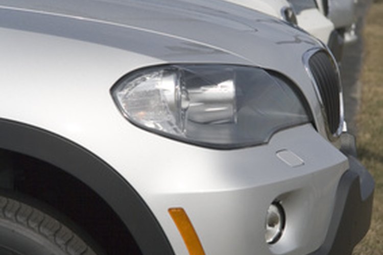 Los concesionarios de automóviles comúnmente emplean a asesores de servicio automotriz.