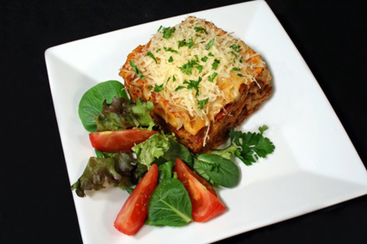 La lasaña es un plato al horno italiano que consta de salsa de carne, pastas y quesos.