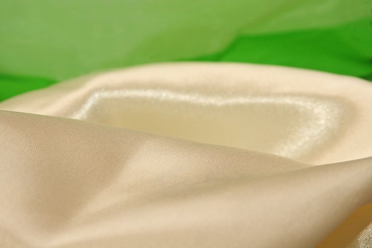 Los tonos champaña y dorado hacen que el verde bosque sea más formal.