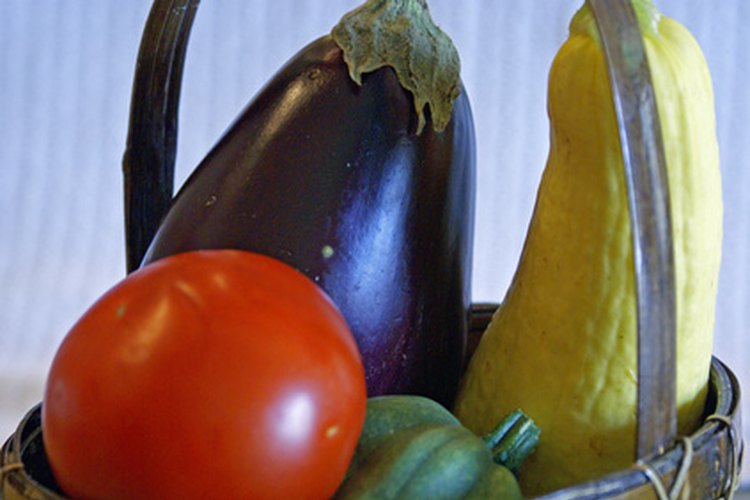 La calabaza, la berenjena y los tomates se encuentran en el pasillo de los productos.