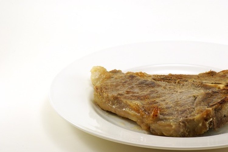 Cocina un bistec T-bone en un sartén para aprovechar su sabor.