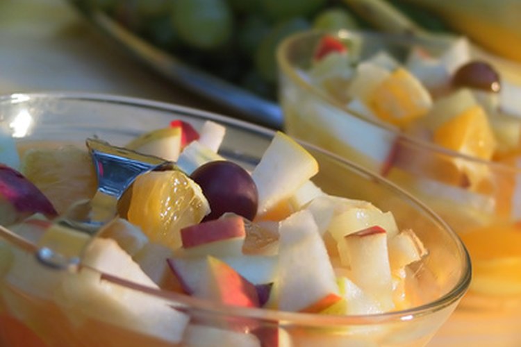 Con un poco de cuidado, puedes mantener colorida tu ensalada de frutas.