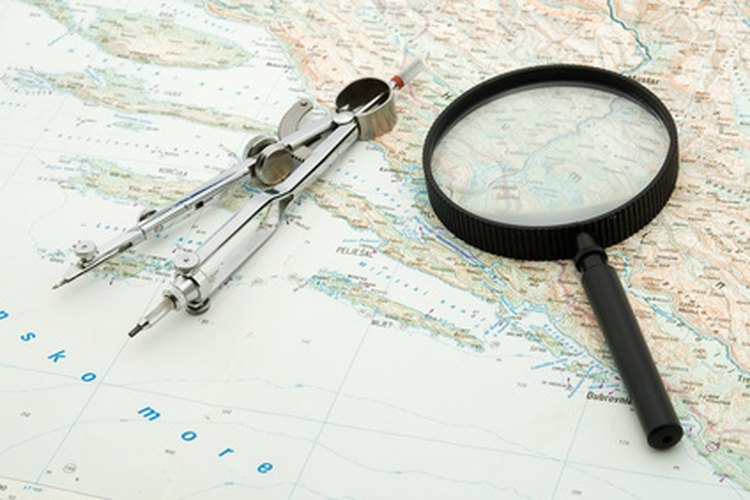 Los oficiales de cubierta monitorean la posición de un barco utilizando mapas y equipo de navegación.