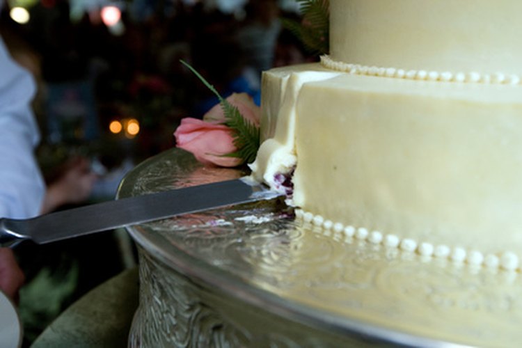 La cubierta de fondant da una textura perfecta y lisa al pastel.