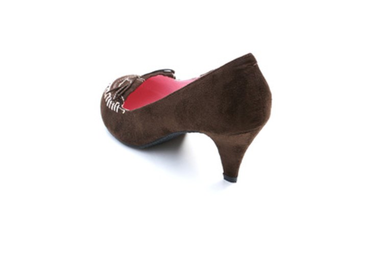 Cortar el tacón de un zapato debe hacerse con mucho cuidado.