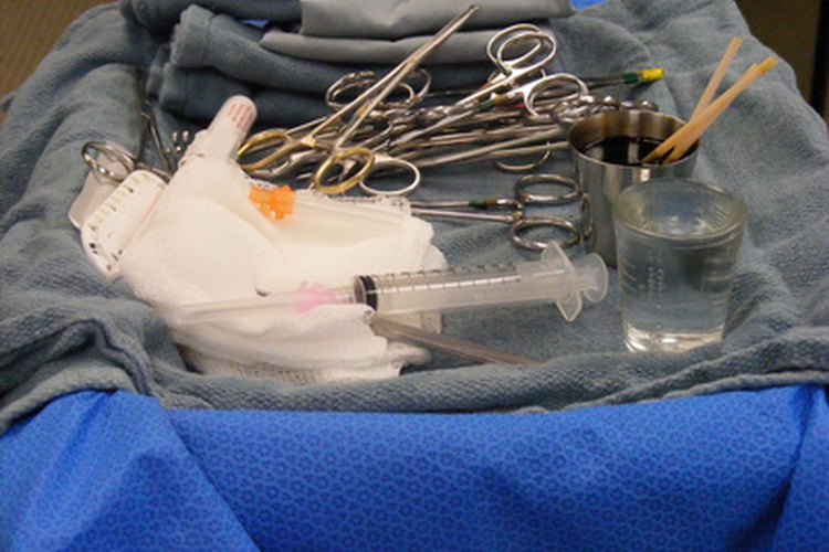 Luego de un procedimiento quirúrgico, las herramientas del cirujano se raspan y se esterilizan en un autoclave.