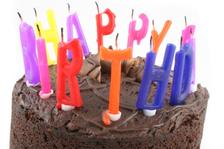 Una torta especial le da un atractivo extra a la celebración de un cumpleaños número 80.