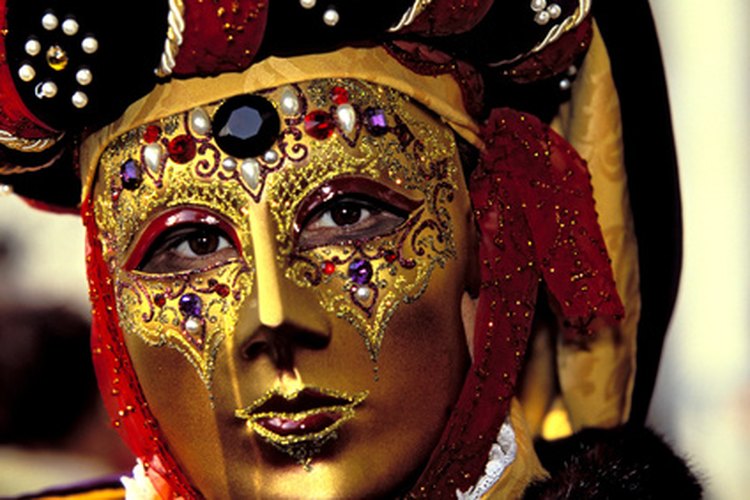 Algunas máscaras están elegantemente decoradas.
