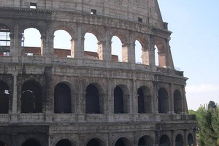 El coliseo romano se erige como uno de los grandes logros de la arquitectura.