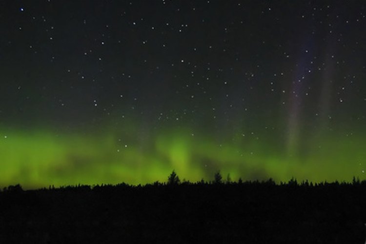 Explícale a tu hijo qué causa las auroras boreales.