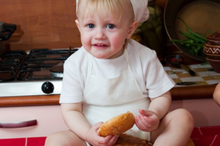 Deja que los niños se disfracen para su rol de restaurante.