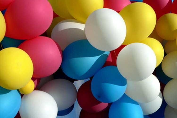 Di gracias con globos amarrados enfrente de un porche o silla de oficina.